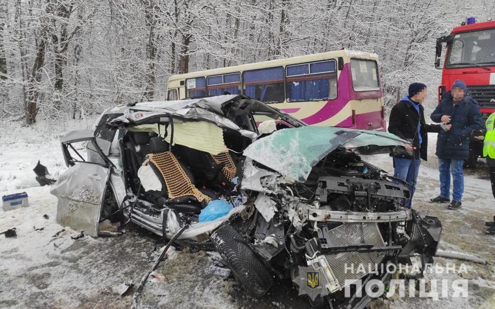 На заднем сидении в легковушке сидел 9-летний мальчик На заднем сидении в легковушке сидел 9-летний мальчик