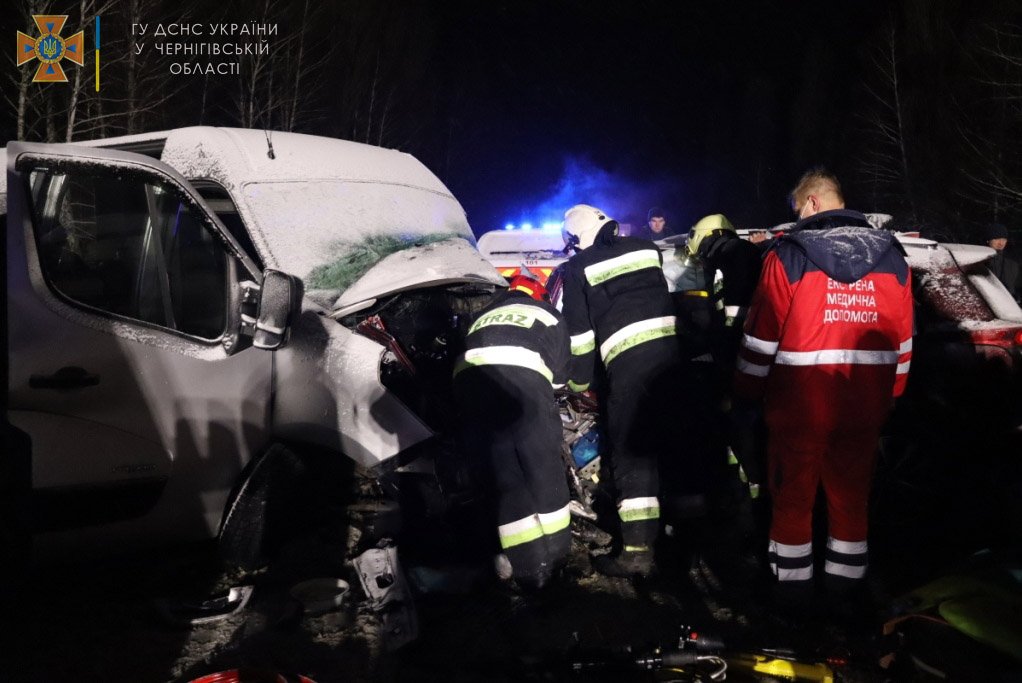Под Черниговом микроавтобус столкнулся с авто: пострадали 11 человек, среди них – ребёнок 3
