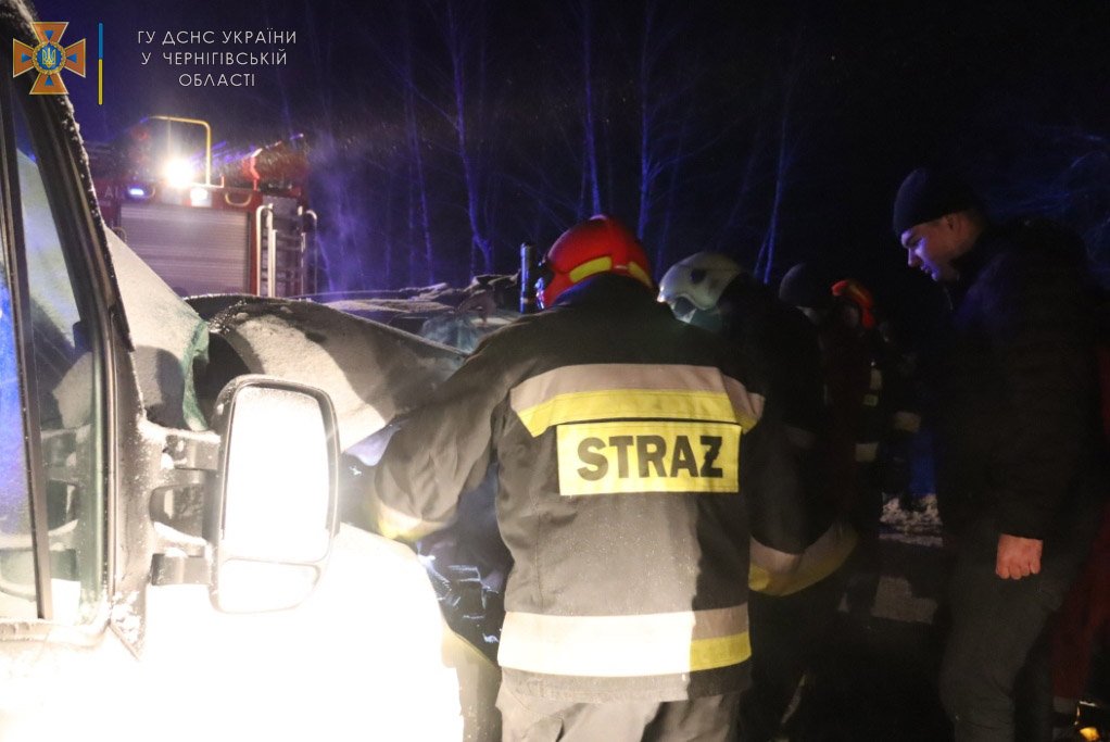 Под Черниговом микроавтобус столкнулся с авто: пострадали 11 человек, среди них – ребёнок 4