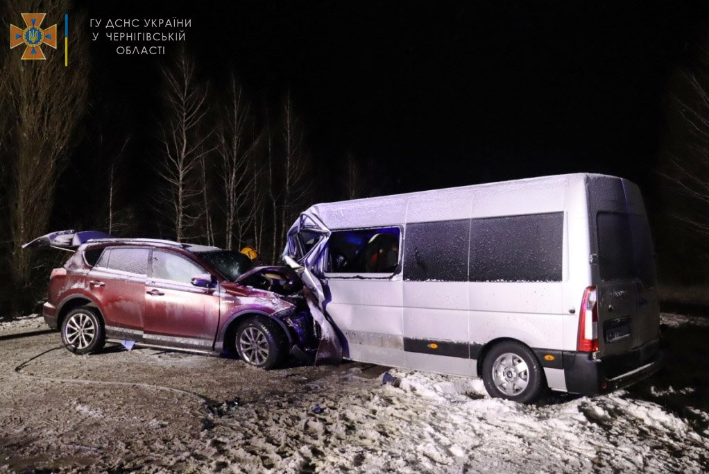 Под Черниговом микроавтобус столкнулся с авто: пострадали 11 человек, среди них – ребёнок 2