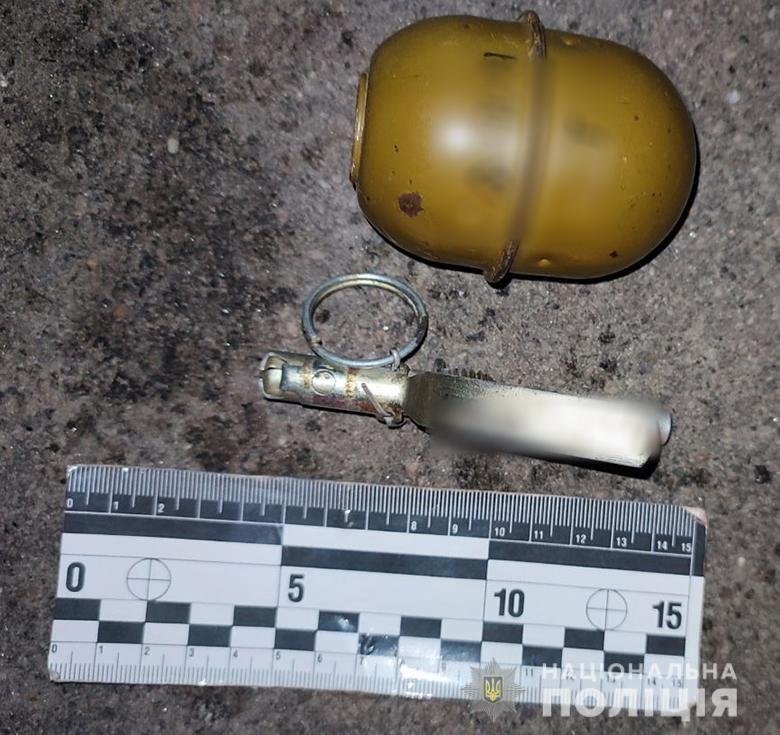 У Києві чоловік гуляв вулицею із бойовою гранатою: за таке загрожує до 7 років 1
