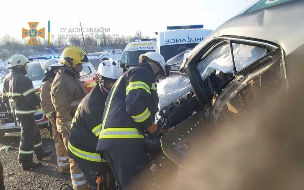 На трасі під Харковом зіткнулися Toyota та Kia: загинули троє людей та постраждали 2 дітей 1