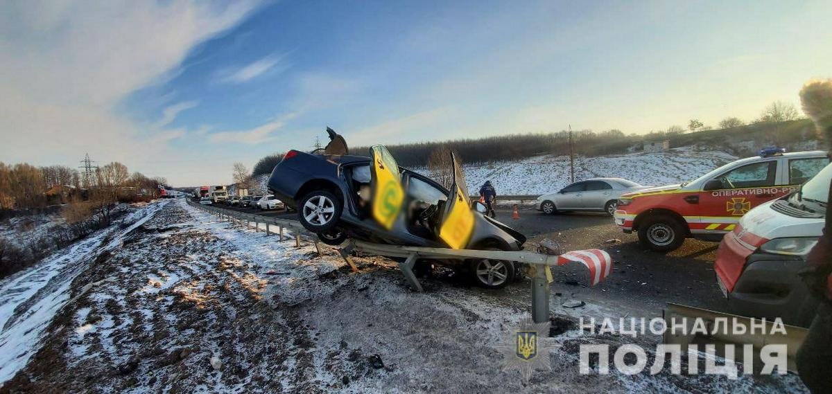 Автомобиль службы такси повис на отбойнике Автомобиль службы такси повис на отбойнике