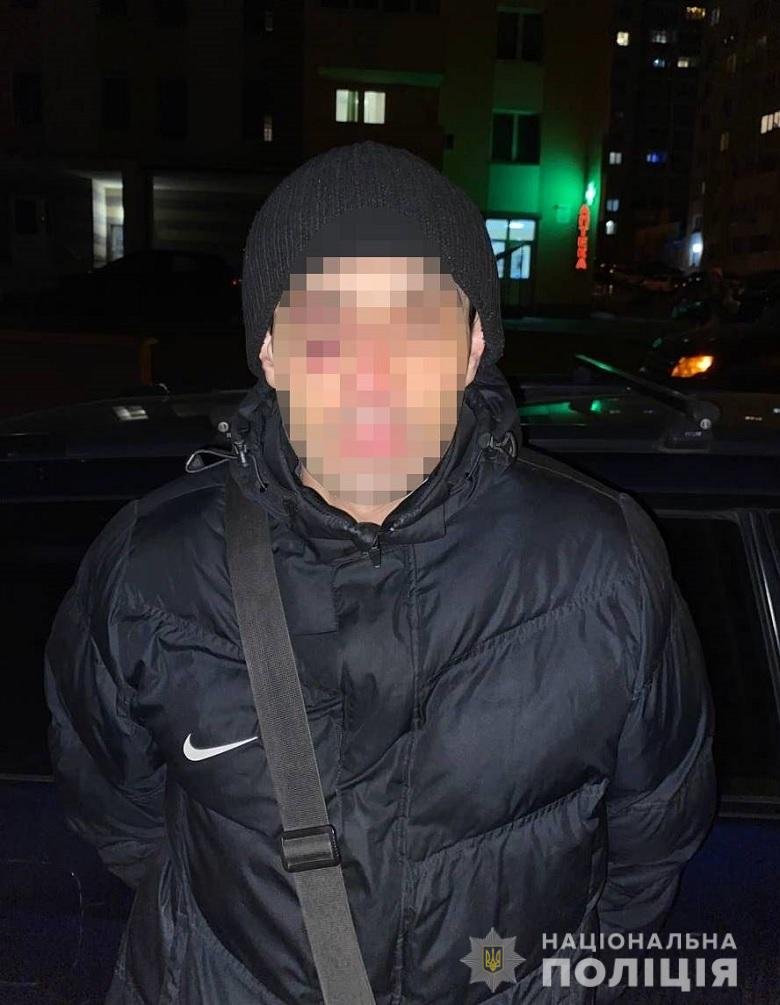 Киянин разом із друзями побив та обікрав сусідів, щоб помститися 1