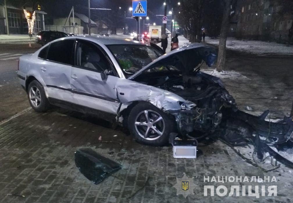 В Луцке Volkswagen столкнулся с Acura и отлетел на тротуар, где снёс 16-летнюю девочку: подробности и фото с места 2