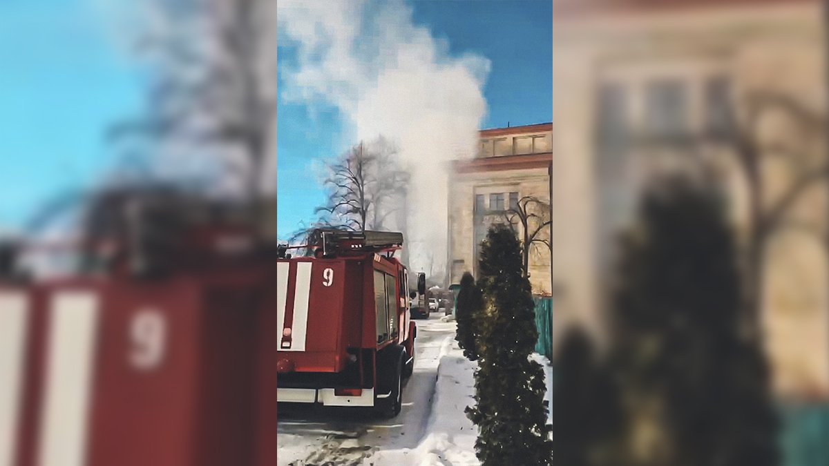В Харькове горит университет Каразина: фото и видео с места 3
