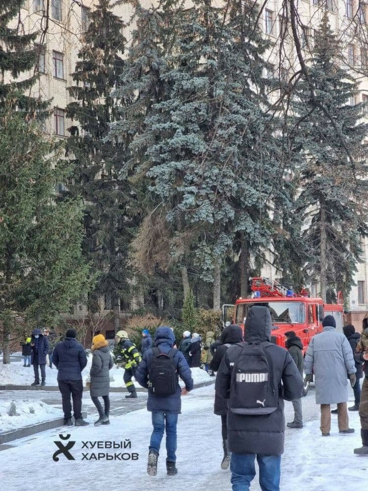 В Харькове горит университет Каразина: фото и видео с места 5