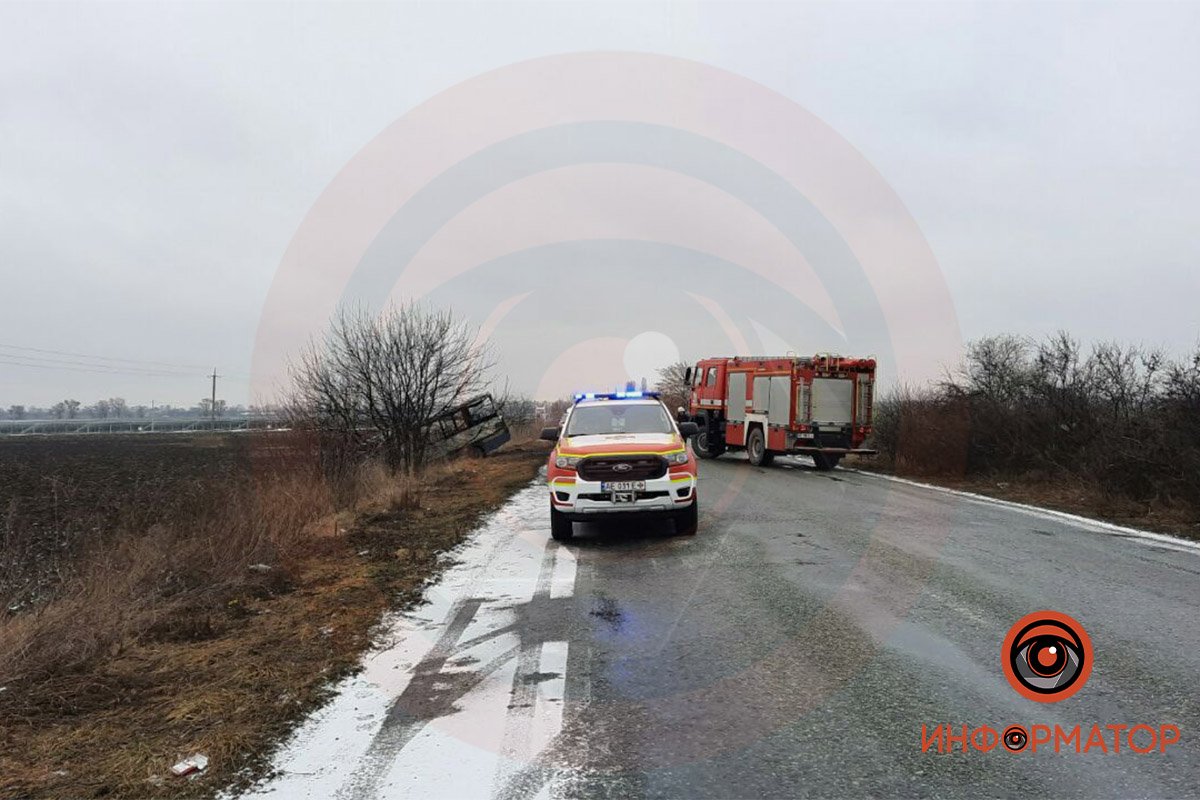 На трассе под Днепром ВАЗ и автобус с пассажирами слетели в кювет и загорелись: есть погибшие 1
