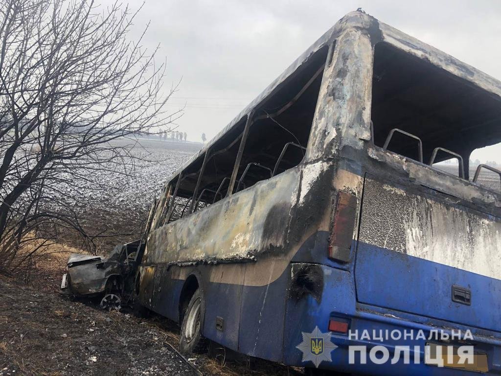На трассе под Днепром ВАЗ и автобус с пассажирами слетели в кювет и загорелись: есть погибшие 2