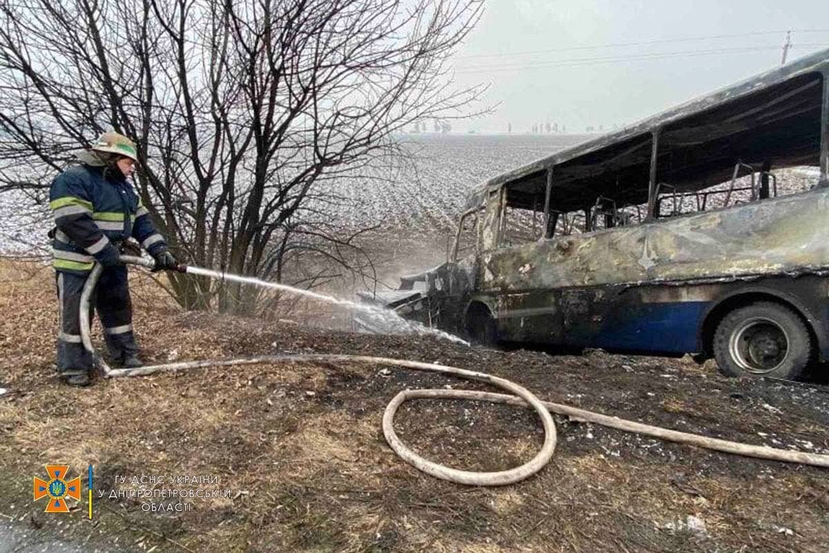 И автобус, и ВАЗ после удара съехали в кювет И автобус, и ВАЗ после удара съехали в кювет