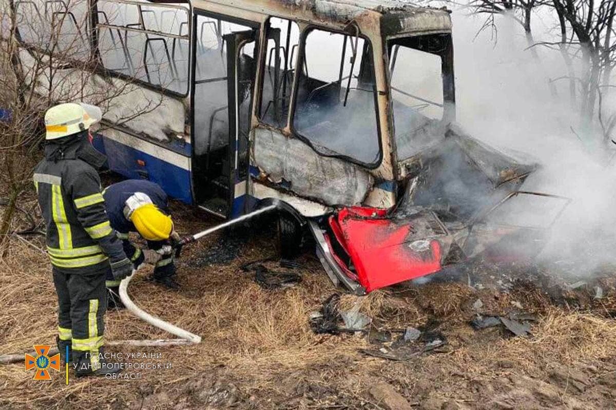 Оба автомобиля загорелись  Оба автомобиля загорелись