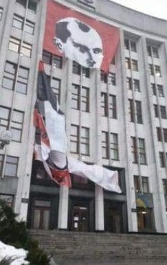 В Тернополе сильный ветер разорвал баннер с Бандерой 2