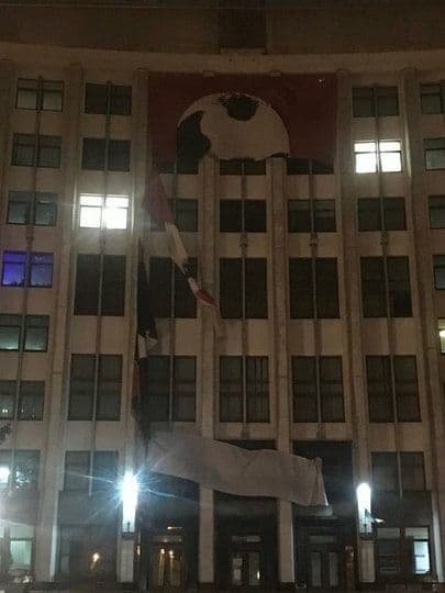 В Тернополе сильный ветер разорвал баннер с Бандерой 1