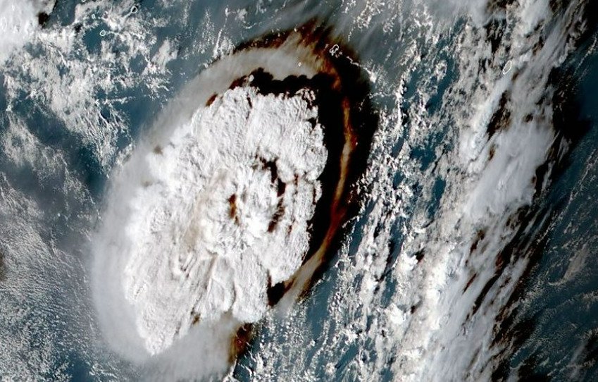 У Тихому океані вивергається вулкан, який спричинив цунамі 1