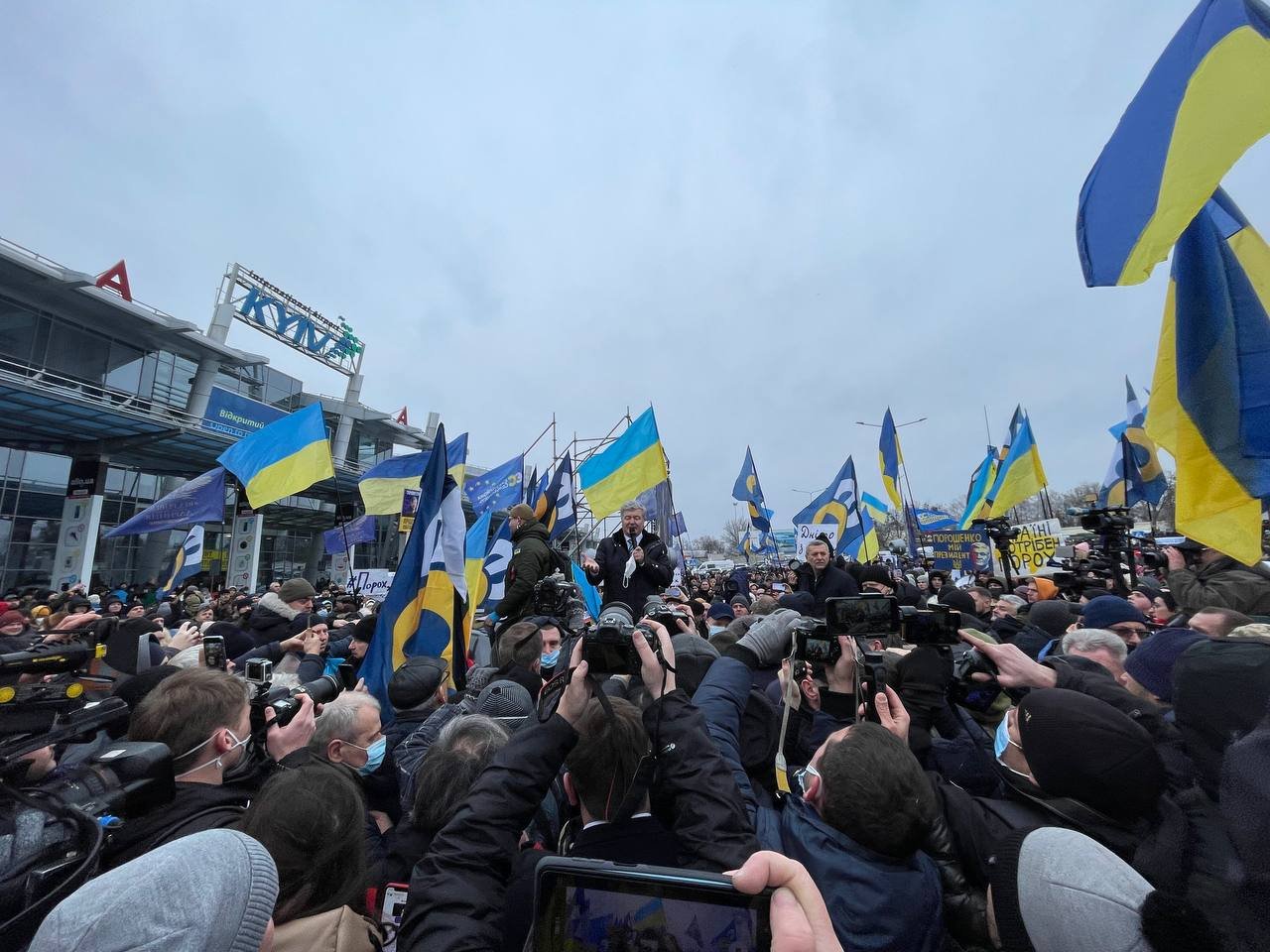 Паспортный контроль, митинги и суд: как прошёл день у Петра Порошенко 1