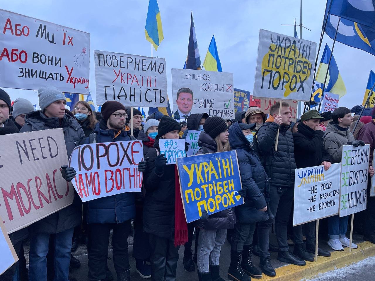 Паспортный контроль, митинги и суд: как прошёл день у Петра Порошенко 3