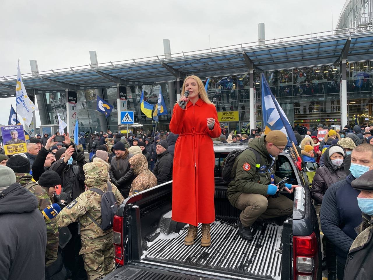 Паспортный контроль, митинги и суд: как прошёл день у Петра Порошенко 4