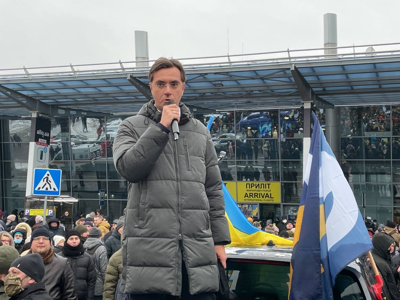 Паспортный контроль, митинги и суд: как прошёл день у Петра Порошенко 6