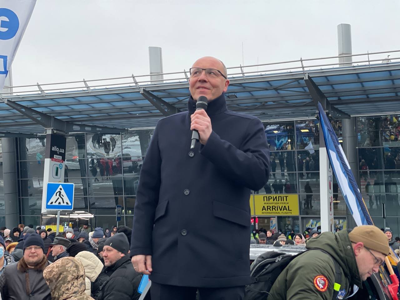 Паспортный контроль, митинги и суд: как прошёл день у Петра Порошенко 8