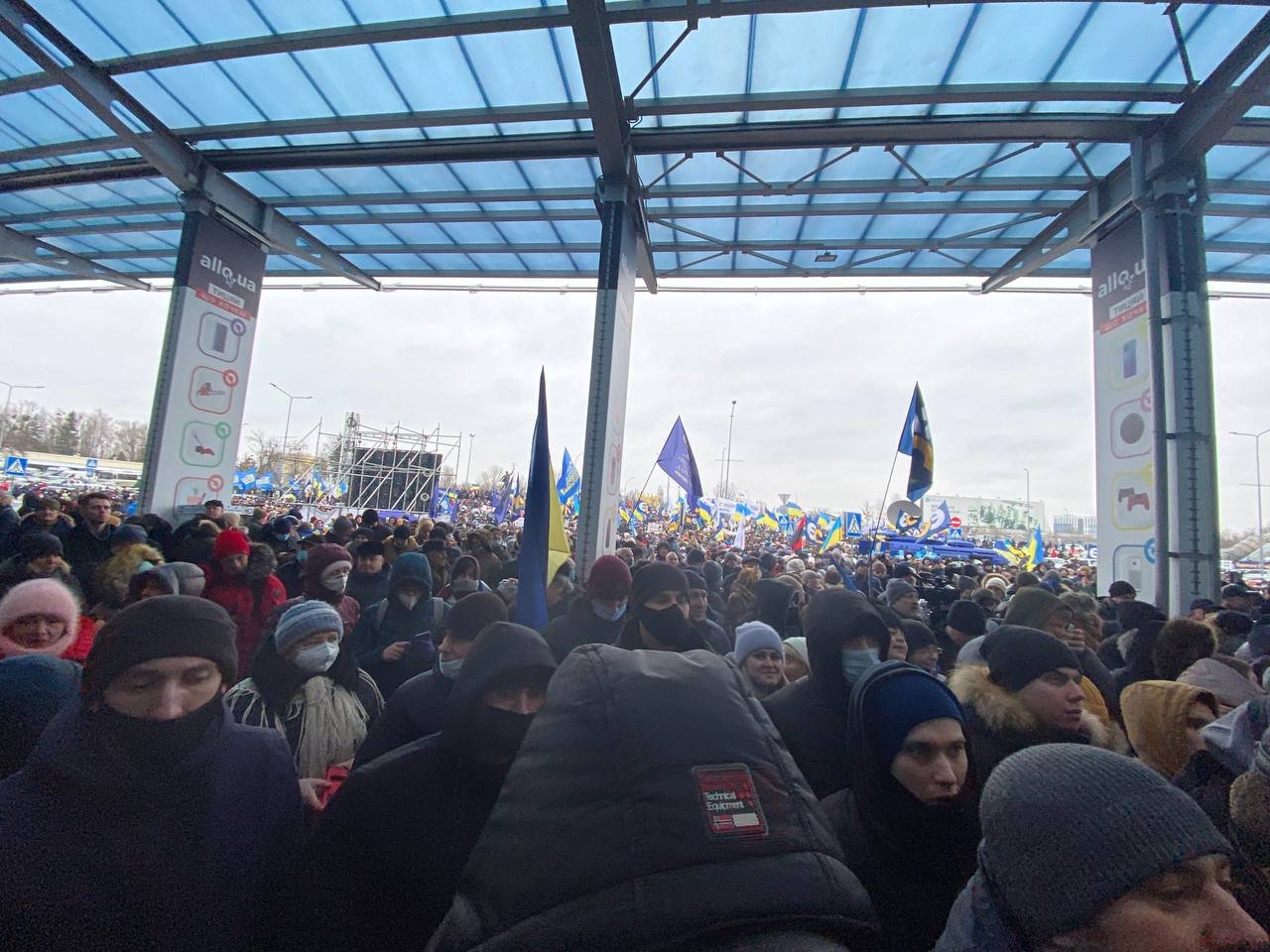 Паспортный контроль, митинги и суд: как прошёл день у Петра Порошенко 5