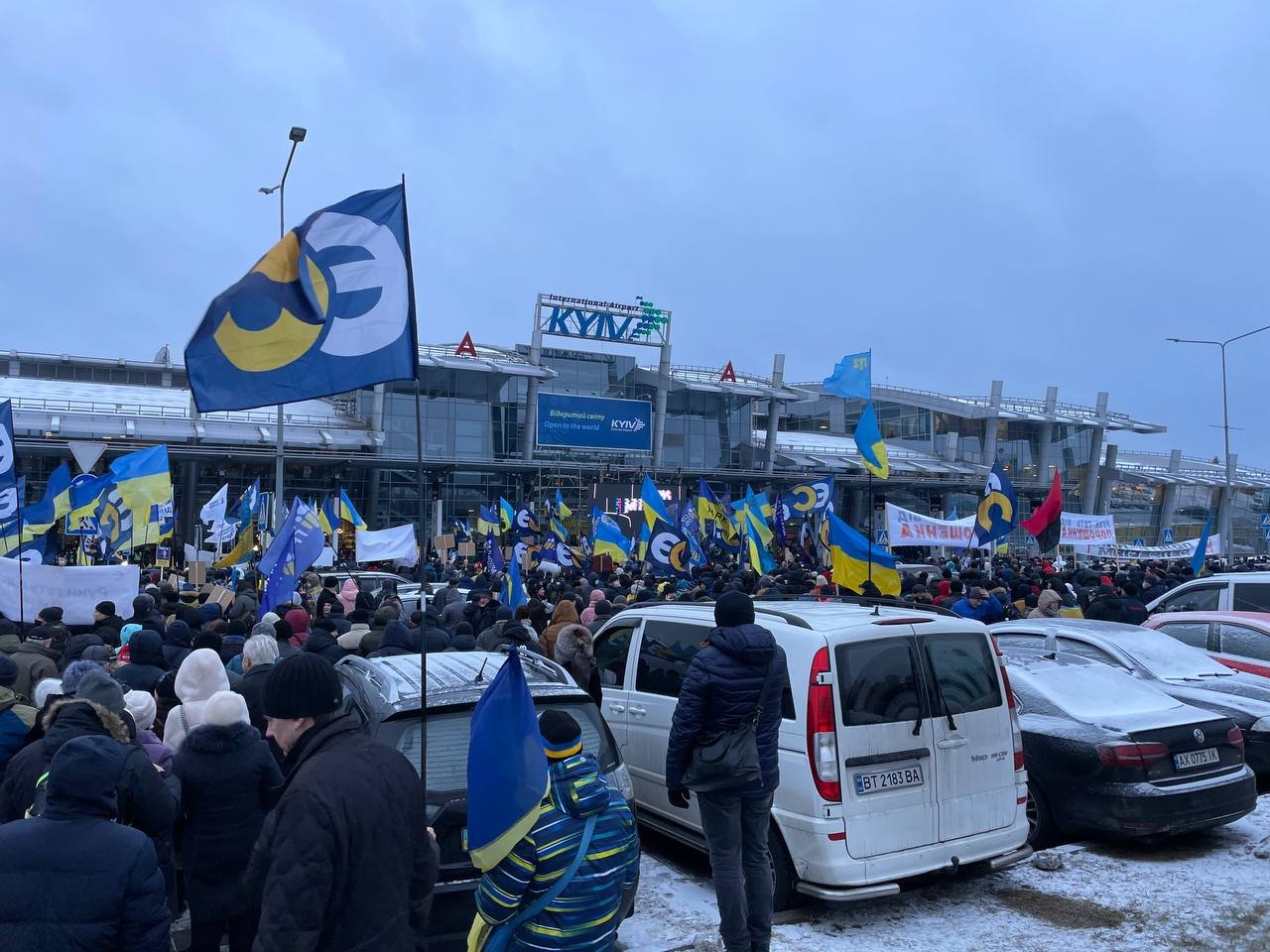 Паспортный контроль, митинги и суд: как прошёл день у Петра Порошенко 7