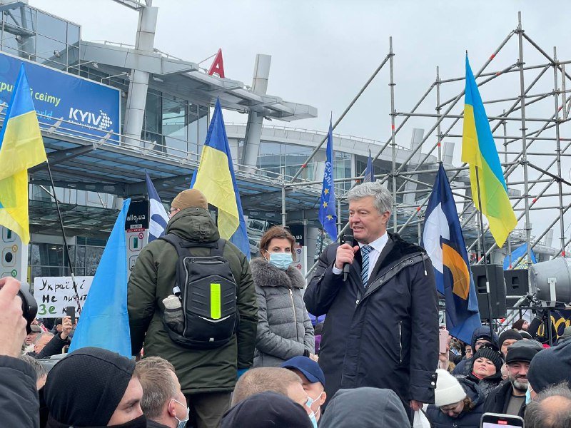 Паспортный контроль, митинги и суд: как прошёл день у Петра Порошенко 10