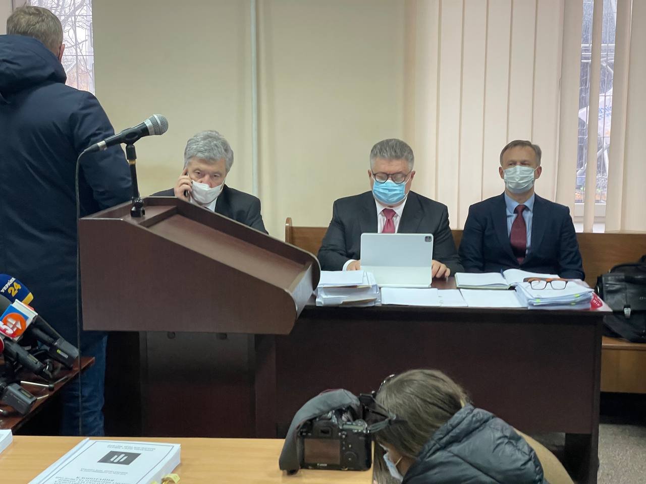 Паспортный контроль, митинги и суд: как прошёл день у Петра Порошенко 13