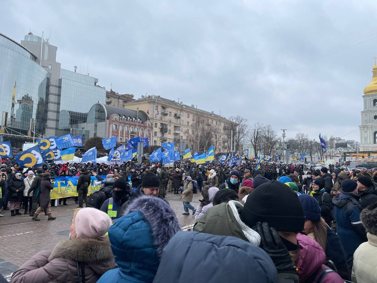 Паспортный контроль, митинги и суд: как прошёл день у Петра Порошенко 11
