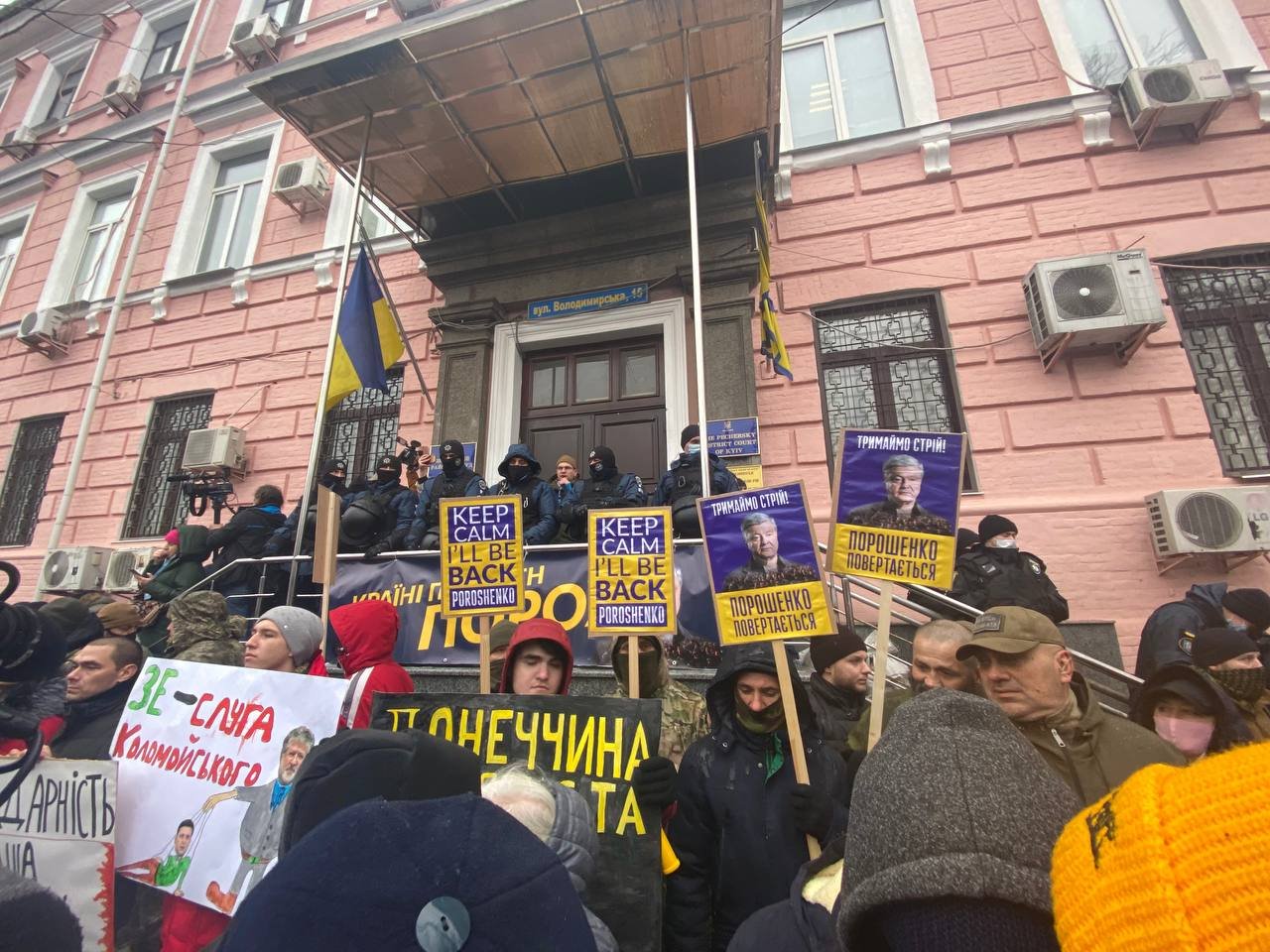 Паспортный контроль, митинги и суд: как прошёл день у Петра Порошенко 12