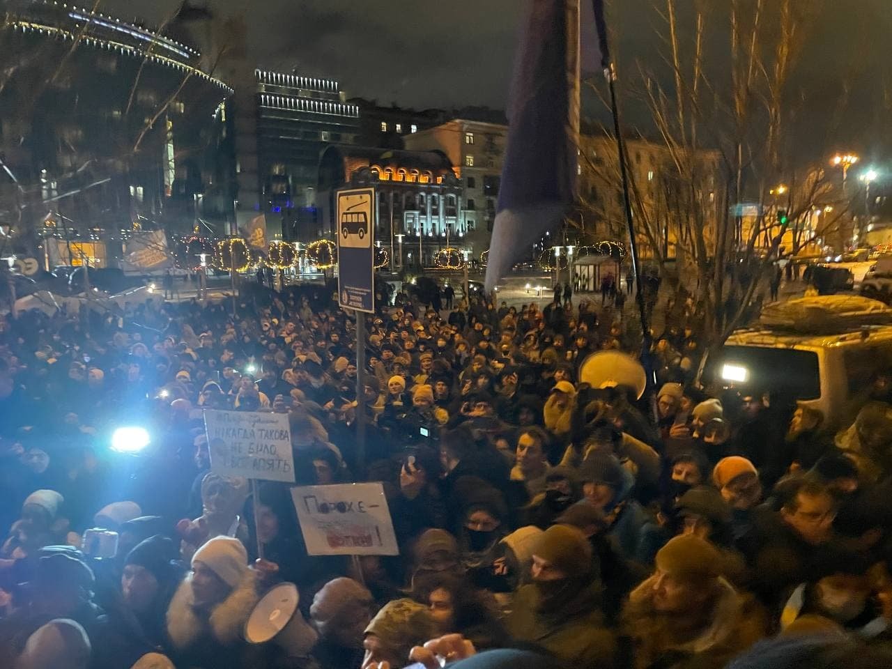 Паспортный контроль, митинги и суд: как прошёл день у Петра Порошенко 14