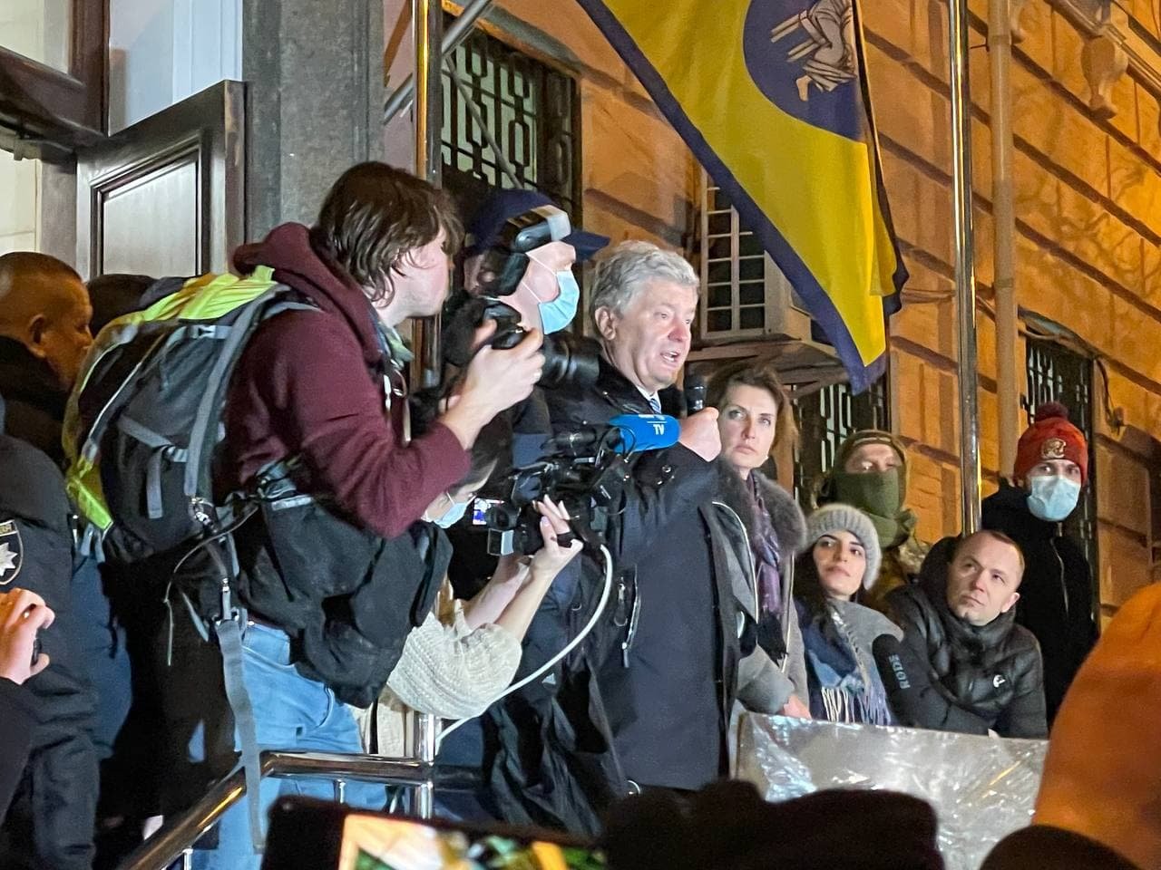 Паспортный контроль, митинги и суд: как прошёл день у Петра Порошенко 15