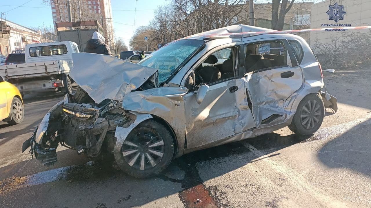В Одессе рейсовый автобус ударил 4 авто на «встречке» и врезался в магазин. У водителя за рулём случился инсульт — он умер в скорой 1