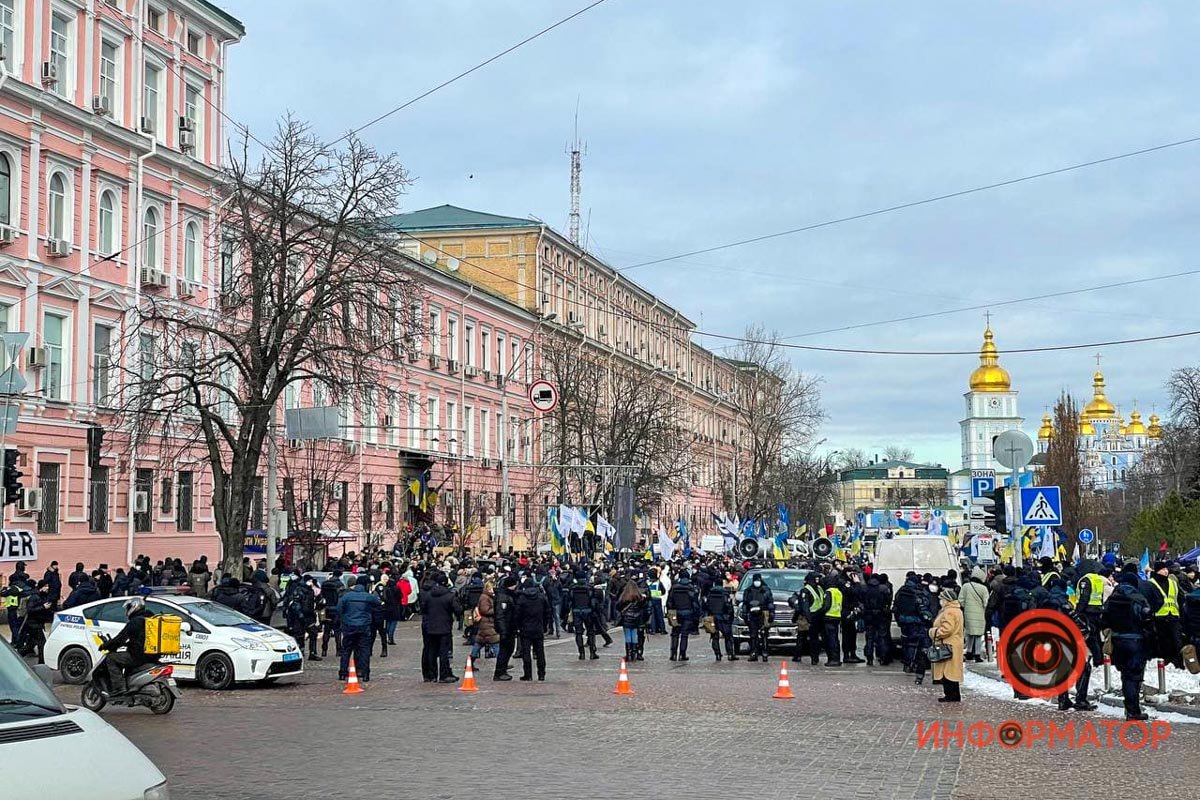 У Києві під Печерським судом зібралися сотні прихильників Порошенка: розгорнули плакати, поставили намети та встигли поштовхатися з поліцією 1