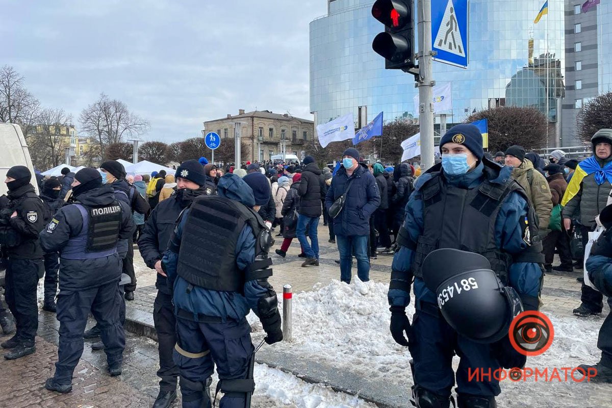 У Києві під Печерським судом зібралися сотні прихильників Порошенка: розгорнули плакати, поставили намети та встигли поштовхатися з поліцією 2