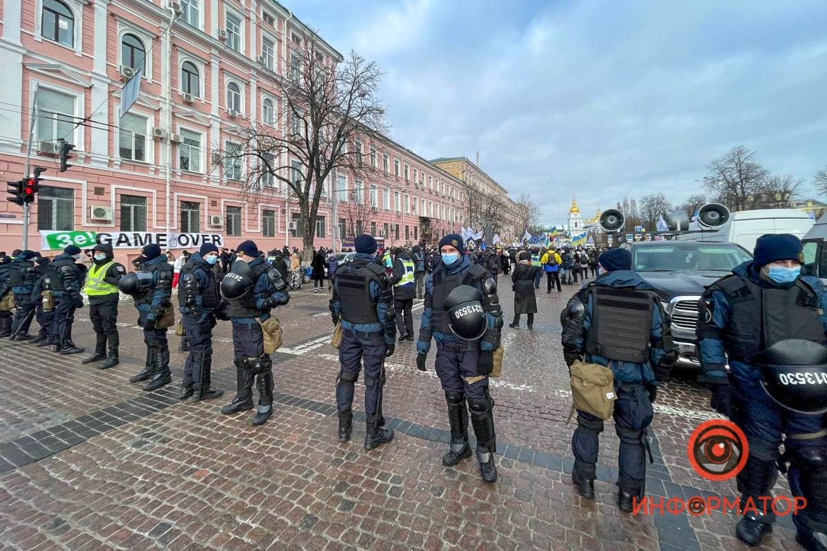 У Києві під Печерським судом зібралися сотні прихильників Порошенка: розгорнули плакати, поставили намети та встигли поштовхатися з поліцією 3