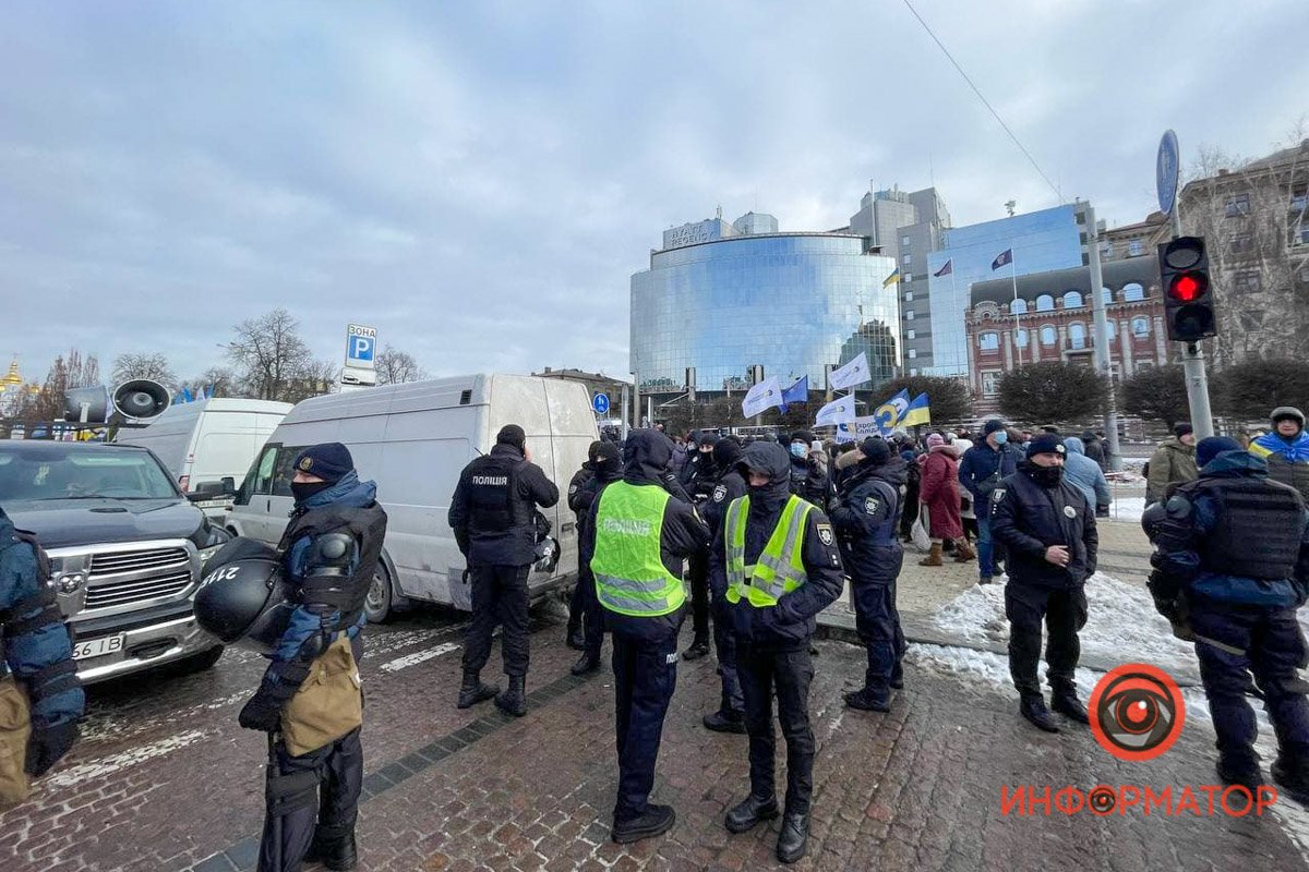 У Києві під Печерським судом зібралися сотні прихильників Порошенка: розгорнули плакати, поставили намети та встигли поштовхатися з поліцією 4