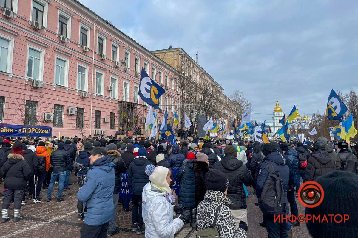 У Києві під Печерським судом зібралися сотні прихильників Порошенка: розгорнули плакати, поставили намети та встигли поштовхатися з поліцією 5