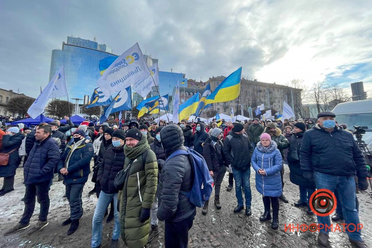 У Києві під Печерським судом зібралися сотні прихильників Порошенка: розгорнули плакати, поставили намети та встигли поштовхатися з поліцією 6