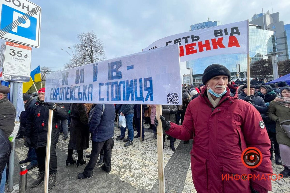 У Києві під Печерським судом зібралися сотні прихильників Порошенка: розгорнули плакати, поставили намети та встигли поштовхатися з поліцією 7