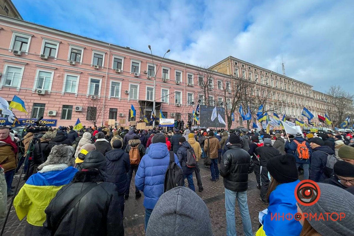 У Києві під Печерським судом зібралися сотні прихильників Порошенка: розгорнули плакати, поставили намети та встигли поштовхатися з поліцією 8