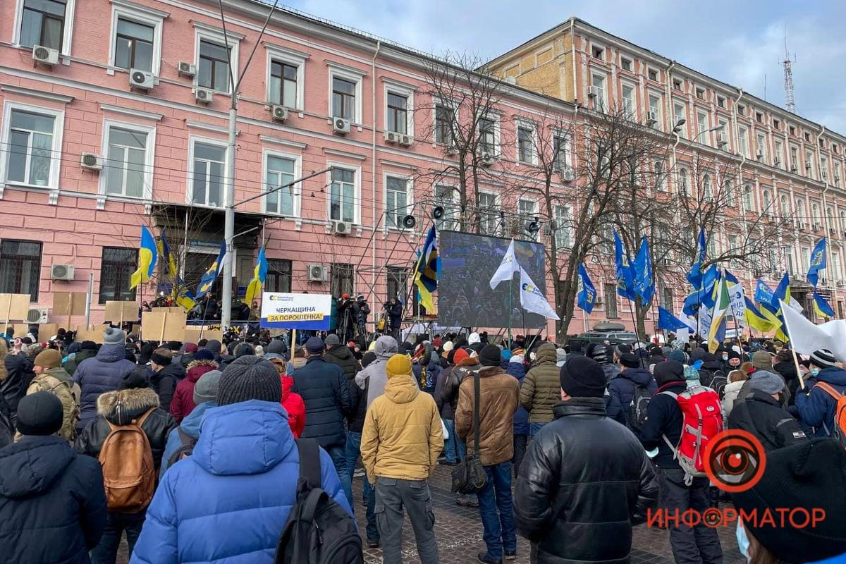 У Києві під Печерським судом зібралися сотні прихильників Порошенка: розгорнули плакати, поставили намети та встигли поштовхатися з поліцією 9
