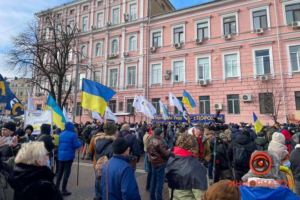 У Києві під Печерським судом зібралися сотні прихильників Порошенка: розгорнули плакати, поставили намети та встигли поштовхатися з поліцією 10