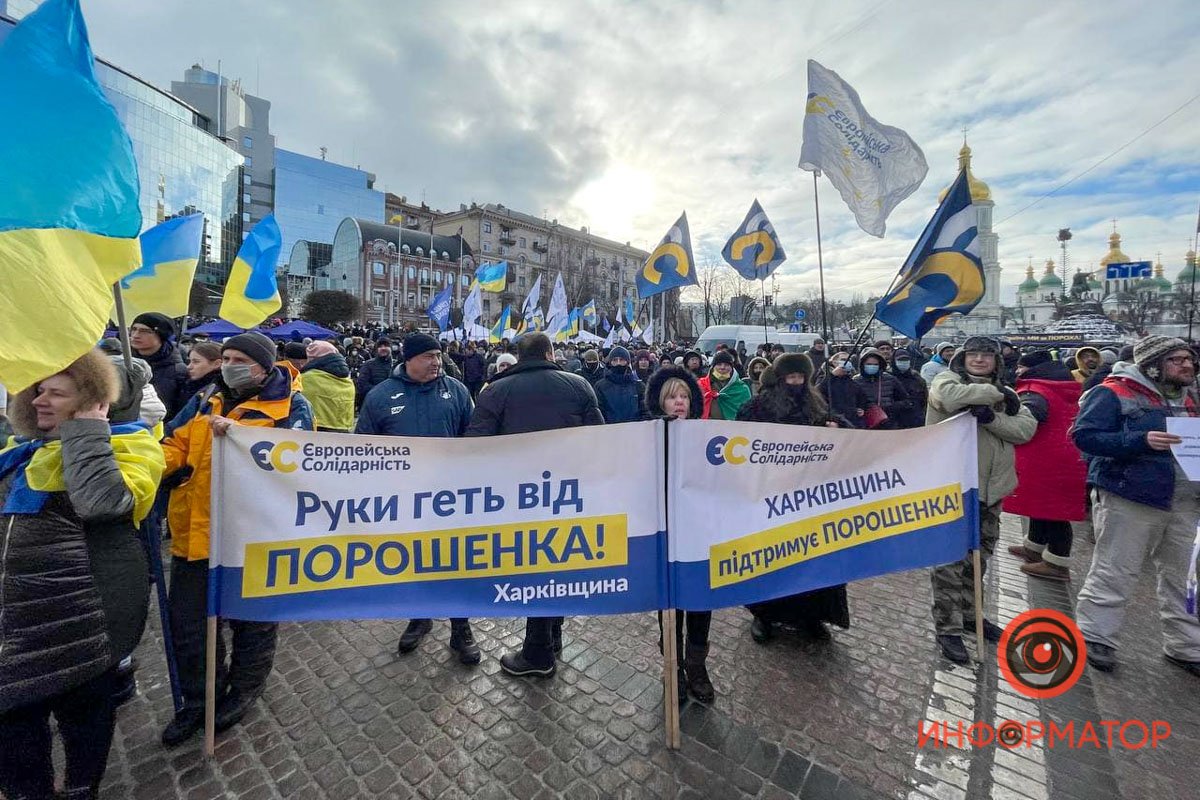 У Києві під Печерським судом зібралися сотні прихильників Порошенка: розгорнули плакати, поставили намети та встигли поштовхатися з поліцією 11