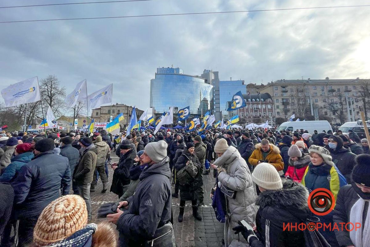 У Києві під Печерським судом зібралися сотні прихильників Порошенка: розгорнули плакати, поставили намети та встигли поштовхатися з поліцією 12