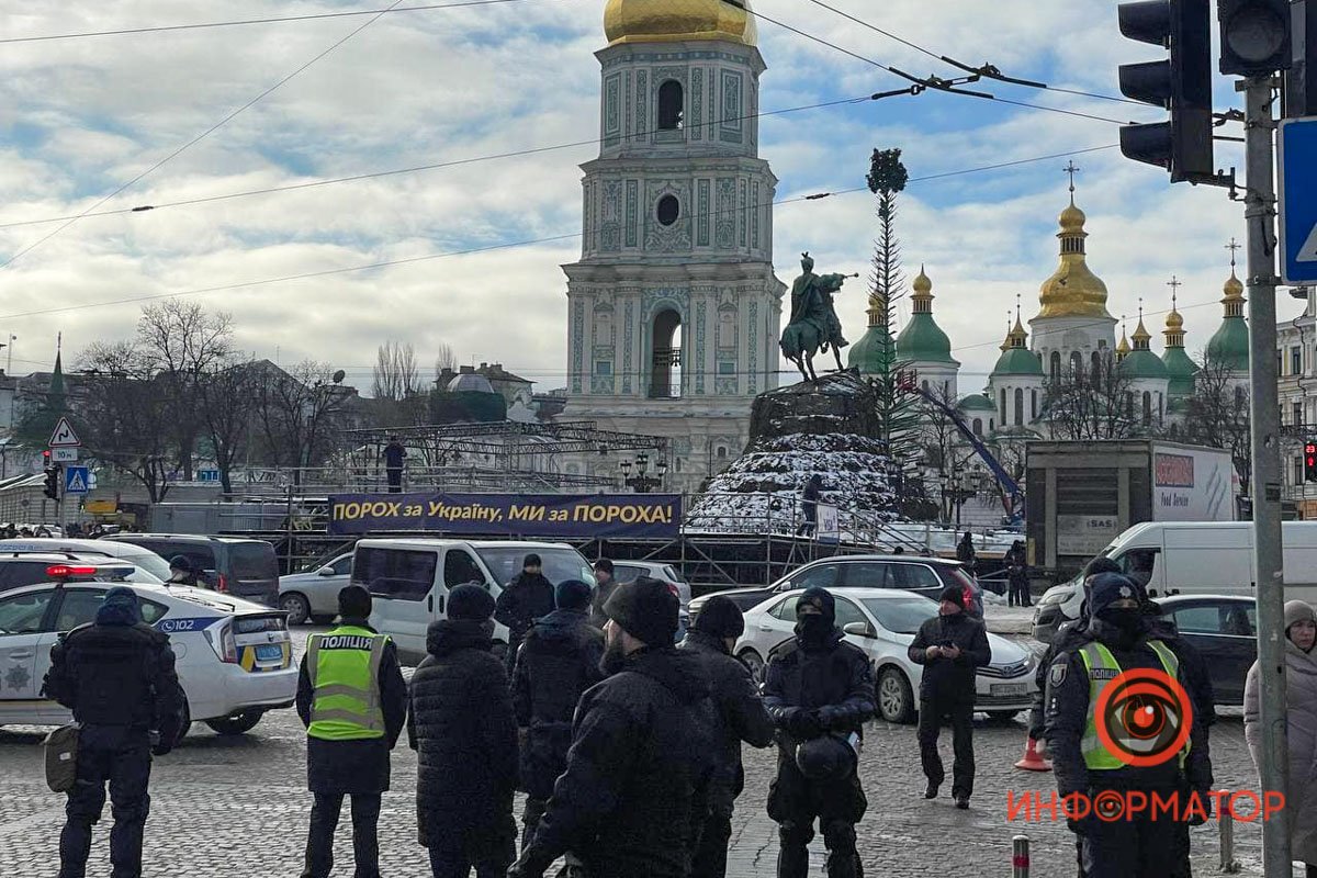 У Києві під Печерським судом зібралися сотні прихильників Порошенка: розгорнули плакати, поставили намети та встигли поштовхатися з поліцією 14