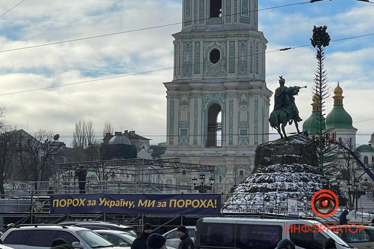 У Києві під Печерським судом зібралися сотні прихильників Порошенка: розгорнули плакати, поставили намети та встигли поштовхатися з поліцією 15