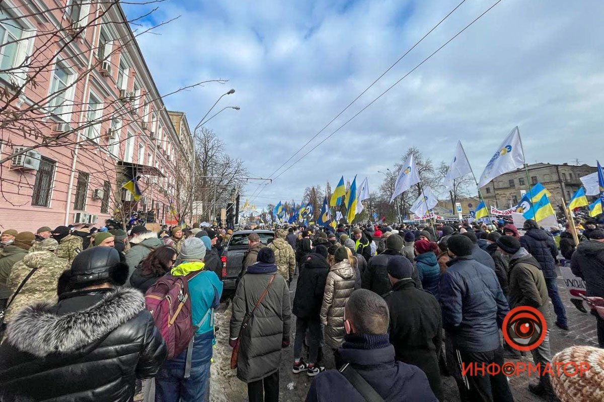 У Києві під Печерським судом зібралися сотні прихильників Порошенка: розгорнули плакати, поставили намети та встигли поштовхатися з поліцією 16
