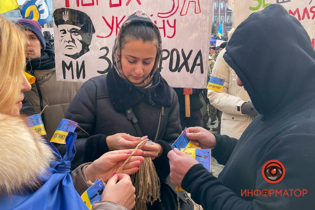 У Києві під Печерським судом зібралися сотні прихильників Порошенка: розгорнули плакати, поставили намети та встигли поштовхатися з поліцією 18