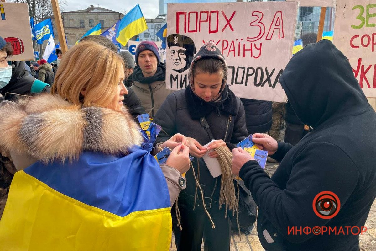 У Києві під Печерським судом зібралися сотні прихильників Порошенка: розгорнули плакати, поставили намети та встигли поштовхатися з поліцією 17