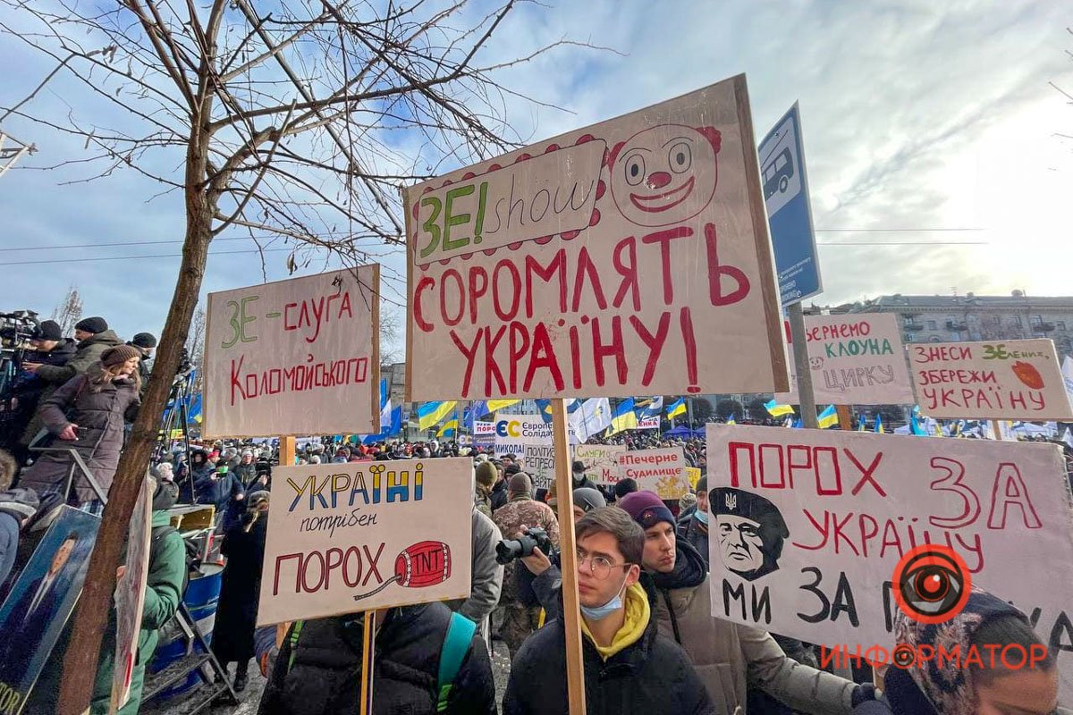 У Києві під Печерським судом зібралися сотні прихильників Порошенка: розгорнули плакати, поставили намети та встигли поштовхатися з поліцією 20